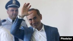 Armenia - Former President Robert Kocharian waves to supporters during his trial in Yerevan, May 15, 2019.