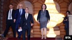 Служебният министър-председател Андрей Гюров, служебният министър на отбраната Атанас Запрянов и служебният министър на външните работи Надежда Нейнски дават изявление за медиите в сградата на Министерския съвет след заседанието на Съвета по сигурност. 5 март 2026 г.