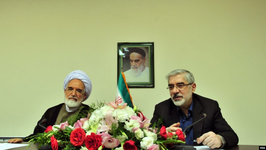 میرحسین موسوی (راست) و مهدی کروبی