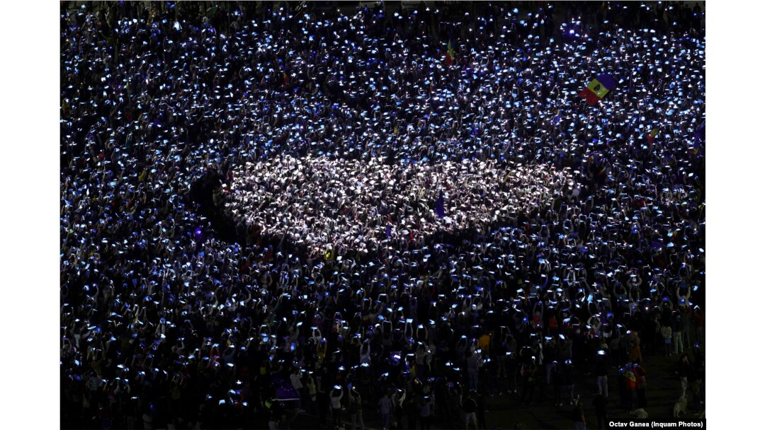 Manifestanții au făcut o coregrafie în forma unei inimi, în galben și albastru - cu culorile Uniunii Europene, la demonstrația pro-UE, Piața Victoriei, București, 15 martie 2025.