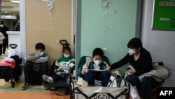 Fëmijë duke marrë infuzione në një spital në Pekin, më 23 nëntor 2023.