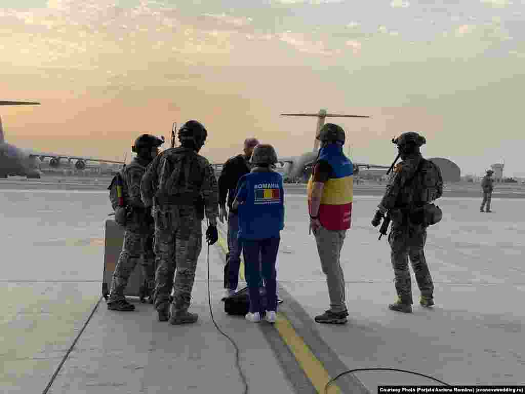 Cetățeni români evacuați din Afganistan. Potrivit surselor oficiale, 33 de cetățeni români se aflau în Afganistan atunci când Kabulul a fost cucerit de talibani, iar oficialitățile române fac toate demersurile să îi aducă pe toți în siguranță acasă.