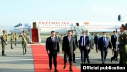 В Международном аэропорту Душанбе главу Кыргызстана встретил премьер-министр Таджикистана Кохир Расулзода 