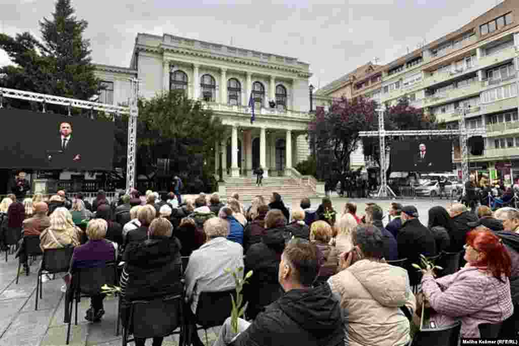 Građani ispred Narodnog pozorišta u Sarajevu tokom komemoracije Halidu Bešliću, 13. 10. 2025.