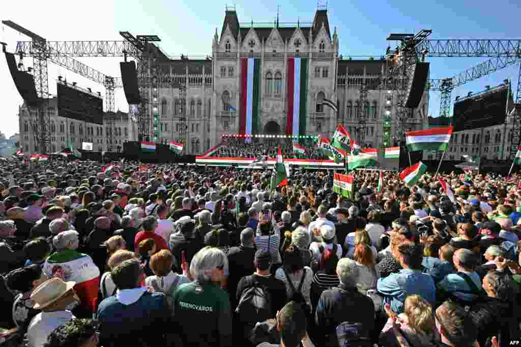 Виступ Віктора Орбана зібралися послухати у Будапешті 15 березня тисячі прихильників правлячої партії. На фото він перед парламентом Угорщини