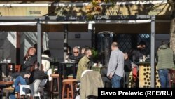 Montenegro -- People drinking coffee in Podgorica (mask, masks, coronavirus, covid), December 23, 2020.