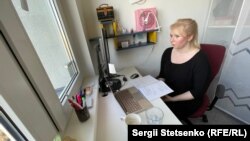 Міхаела Душкова спілкується зі своїм психотерапевтом онлайн