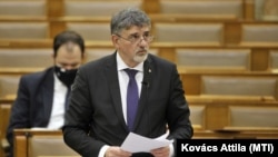 György István államtitkár beszél a Parlamentben 2020. december 14-én