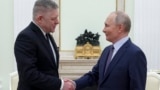 Premierul slovac Robert Fico l-a vizitat pe liderul rus Vladimir Putin la Kremlin, pentru a încerca să continue livrările de gaz rusesc către Europa în ciuda faptului că Ucraina va opri tranzitul gazului de la 1 ianuarie. Moscova, 22 decembrie.