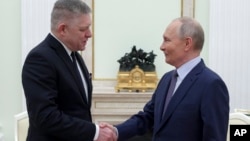 Premierul slovac Robert Fico l-a vizitat pe liderul rus Vladimir Putin la Kremlin, pentru a încerca să continue livrările de gaz rusesc către Europa în ciuda faptului că Ucraina va opri tranzitul gazului de la 1 ianuarie. Moscova, 22 decembrie.