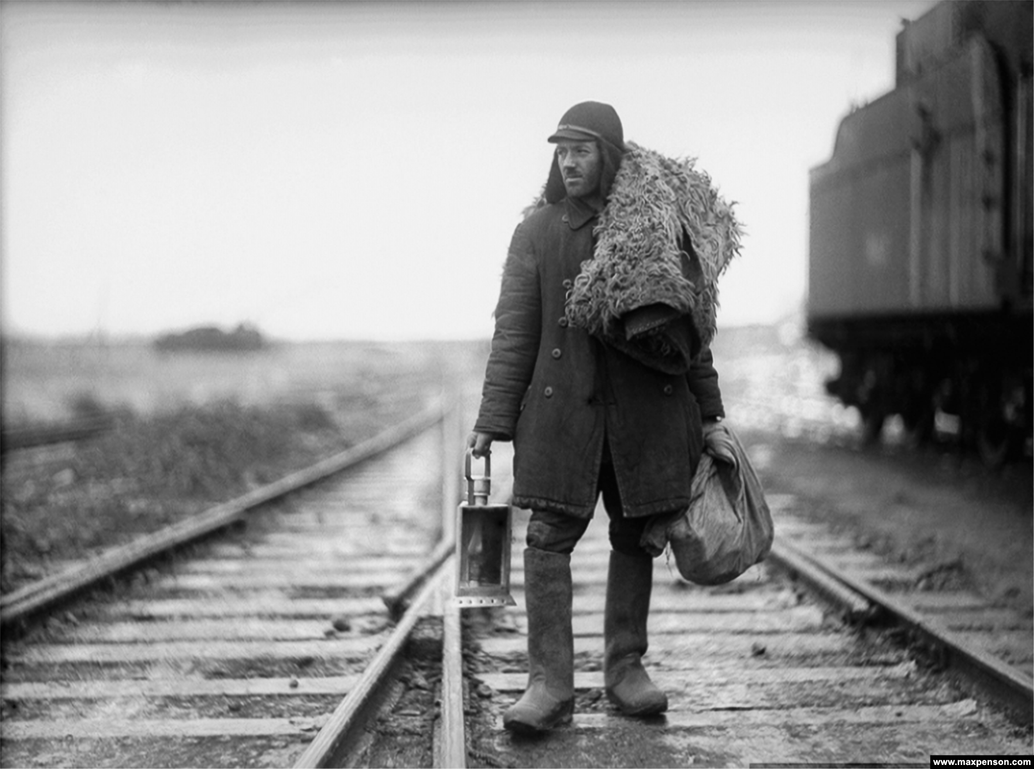 Retrato de um trabalhador ferroviário. Penson teria se comprometido a fotografar “um rolo [de filme] por dia”