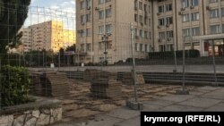 Строительный забор возле здания Гагаринского муниципалитета