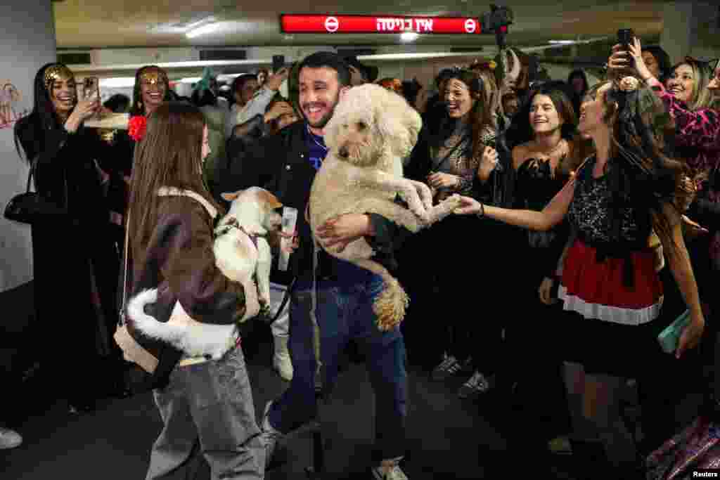 Israelienii participă la o petrecere și la citirea Cărții lui Ester într-o parcare subterană care funcționează ca adăpost antiatomic, în timpul sărbătorii evreiești Purim și în mijlocul conflictului dintre SUA și Israel cu Iranul, la Tel Aviv.