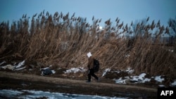 Migrant na jugu Srbije, kod granice sa Severnom Makedonijom, januar 2016. 