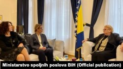 Bisera Turković, ministarka spoljnih poslova Bosne i Hercegovine tokom razgovora sa advokaticama Edina Vranja, 22. septembar 2021. 