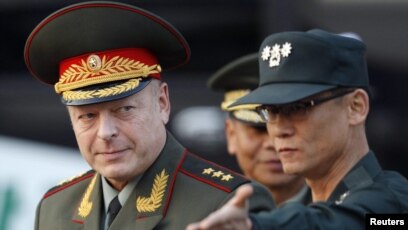 Ichki kiyimdagi yalangoch uy qurilishi fotosuratlari Biz ponytail porno bilan jangchilarmiz