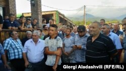 აქციის მონაწილე მევენახეებს შეხვდნენ ადგილობრივი ხელისუფლების წარმომადგენლები 