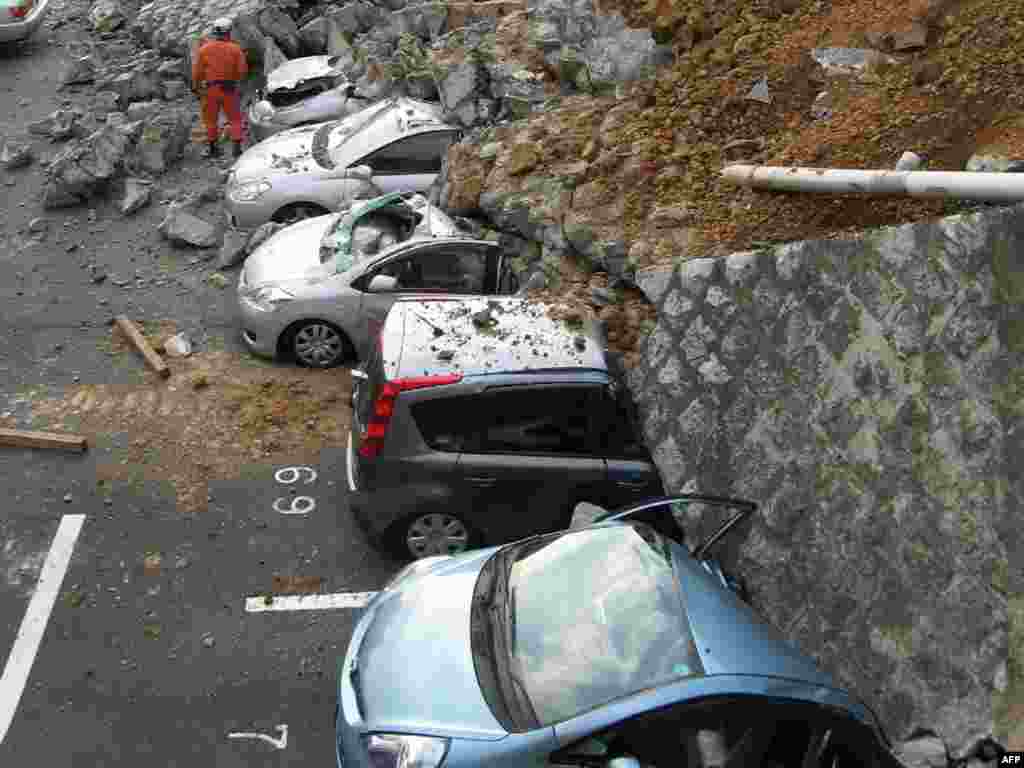 Japan -- Vehicles are crushed by a collapsed wall at a carpark in Mito city in Ibaraki prefecture, 11Mar2011 - Япония, Сендай: Автомобили раздавлены рухнувшей стеной на парковке в городе Мито, префектура Ибараки, 11 марта 2011 г. AFP PHOTO / JIJI PRESS 