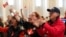 Избиратели приветствуют результаты референдума, Канада, 20 октября 2026 года