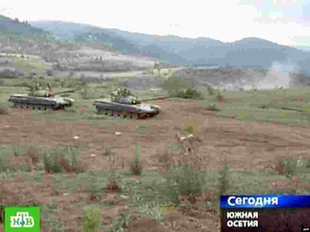 GEORGIA, TSKHINVALI : A Russian NTV channel television grab shows Georgian troops in tanks during the conflict with separatist South Ossetian troops at an unnamed location not far from Tskhinvali on August 8, 2008. Russia's defence ministry said that more than 10 of its troops deployed as peacekeepers in South Ossetia have been killed amid a Georgian offensive in the breakaway region, Russian news agencies reported