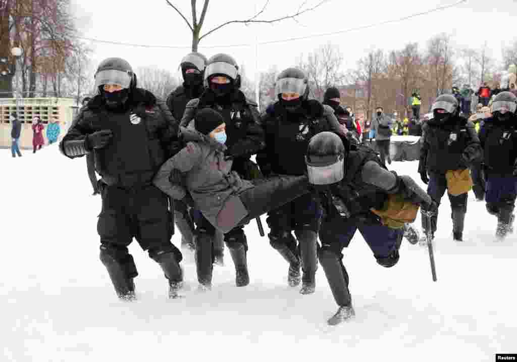 La Sankt Petersburg, protestatarii au aruncat în poliție cu bulgări de zăpadă, după începutul reținerilor.