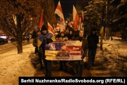 Удзельнікі маршу ідуць зь Міхайлаўскай плошчы праз вуліцу Ўладзімірскую