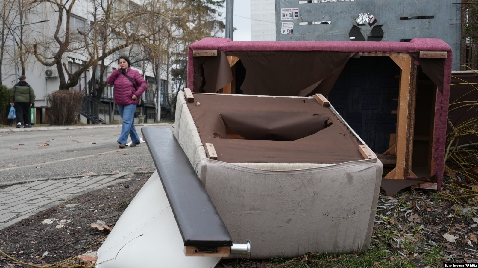 Oriendi të hedhura pranë një kontejneri në Prishtinë.