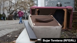 Oriendi të hedhura pranë një kontejneri në Prishtinë.
