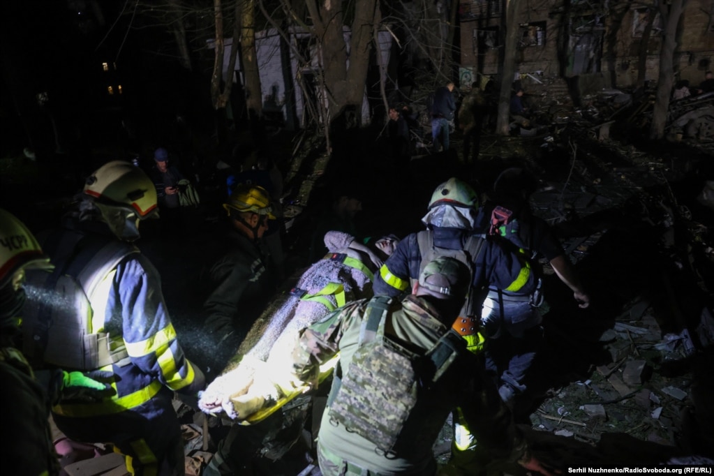 Рятувальники працюють на місці удару
