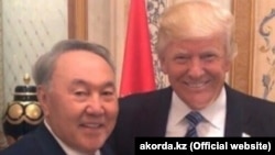Gazagystanyň prezidenti Nursoltan Nazarbaýew (çepde) we ABŞ-nyň prezidenti Donald Tramp. 21-nji maý, 2017 ý.
