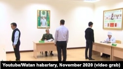 Harby gulluga çagyrylan ýaşlar lukmançylyk barlagyndan geçirilýär. Döwlet mediasyndan alnan arhiw suraty