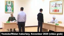 Raýatlaryň harby gulluga ýaramlylygyny tassyklaýan topar we ýaşlar. Türkmenistanyň "Altyn Asyr" telekanalyndan alnan surat