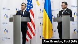 Якщо Росія відновить свою агресію, США надасть додаткову допомогу, переконує державний секретар США Ентоні Блінкен (л)