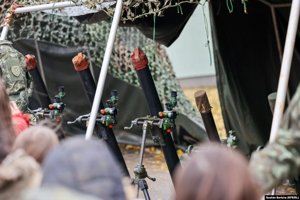 Kryeministri në detyrë i Kosovës, Albin Kurti, që vizitoi kazermën "Adem Jashari", tha se FSK-ja garanton paqen në Kosovë."Ditë e lumtur për të gjithë ne për shkak se me FSK-së, me këtë ushtri të pajisur kaq mirë dhe gjithnjë e më shumë, brezat e ri do të jenë të sigurt të jetojnë në paqe, të zhvillohen e të lulzojnë", u shpreh ai.