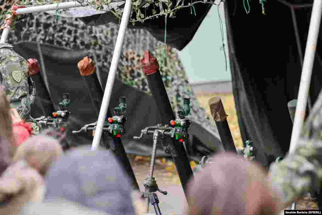 Kryeministri në detyrë i Kosovës, Albin Kurti, që vizitoi kazermën "Adem Jashari", tha se FSK-ja garanton paqen në Kosovë."Ditë e lumtur për të gjithë ne për shkak se me FSK-së, me këtë ushtri të pajisur kaq mirë dhe gjithnjë e më shumë, brezat e ri do të jenë të sigurt të jetojnë në paqe, të zhvillohen e të lulzojnë", u shpreh ai.