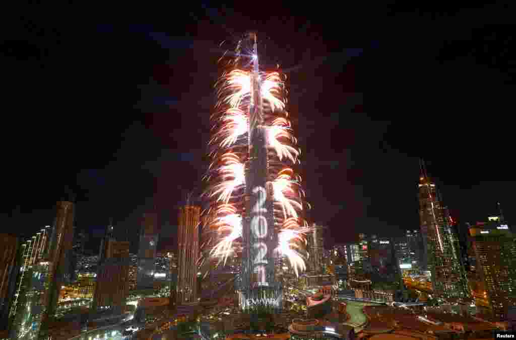 Fishekzjarret shpërthejnë nga Burj Khalifa e Dubait - ndërtesa më e lartë në botë.