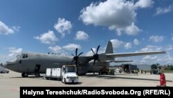 Транспортний літак С-130 прибув у львівський аеропорт, допомогу перевантажили у фуру і відправили до Івано-Франківська