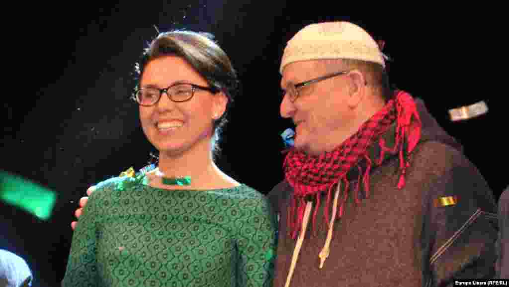 Vasile alături de Natalia Morari (TV7) și nu pe ultimul loc moderatoare a emisiunii duminicale &bdquo;Punct și de la capăt&rdquo; (în limba rusă) și blogger Europa Liberă...