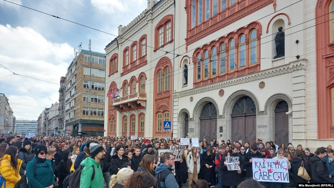 Србија - Белград - Студенти и граѓани пред белградскиот ректорат на протест поради 15 жртви кои загинаа при падот на настрешницата на железничката станица во Нови Сад.