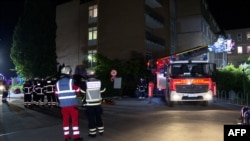 Zjarrfiësit duke shuar zjarrin në spitalin në Hamburg më 1 qershor 2025.