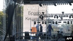 Scena din scuarul Arcului de triumf