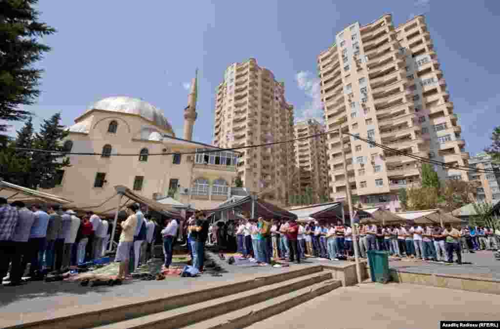 Cümə namazına gələnlərin sayı çox olduğundan məscidin həyətində də namaz qılırlar.