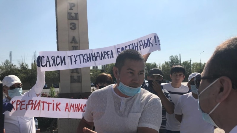 В Шымкенте жители вышли на митинг, некоторых задержали на пути к месту акции