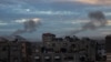 Fumul se ridică asupra orașului Rafah în timpul unui bombardament israelian din 13 februarie 2024.