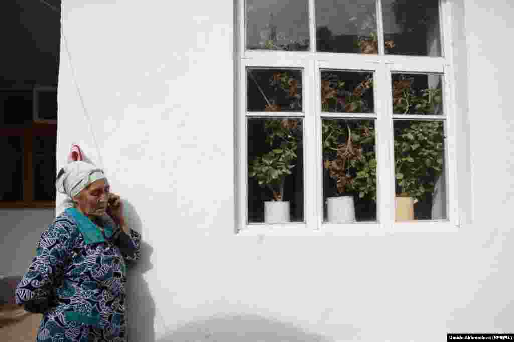 Жительница села Кызылсу Турсынай-апай разговаривает по телефону с родственником, живущим в Ташкенте. Она договаривается о том, чтобы ее внучка погостила в столице.