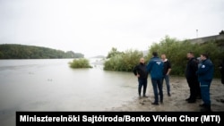 A Miniszterelnöki Sajtóiroda fotóján Orbán Viktor (csípőre tett kézzel) megtekinti a védekezést Budapesten, a Római-parton 2024. szeptember 15-én