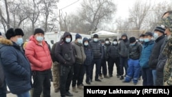 Дезинфекторы и водители, жалующиеся на задержку выплат. Алматы, 25 ноября 2020 года.