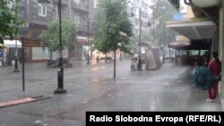 Илустрација: Улица Македонија за време на дожд. 