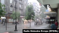Улица Македонија за време на дожд