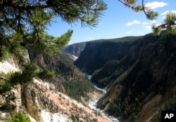 Parcul Yellowstone este o atracție turistică importantă în SUA.